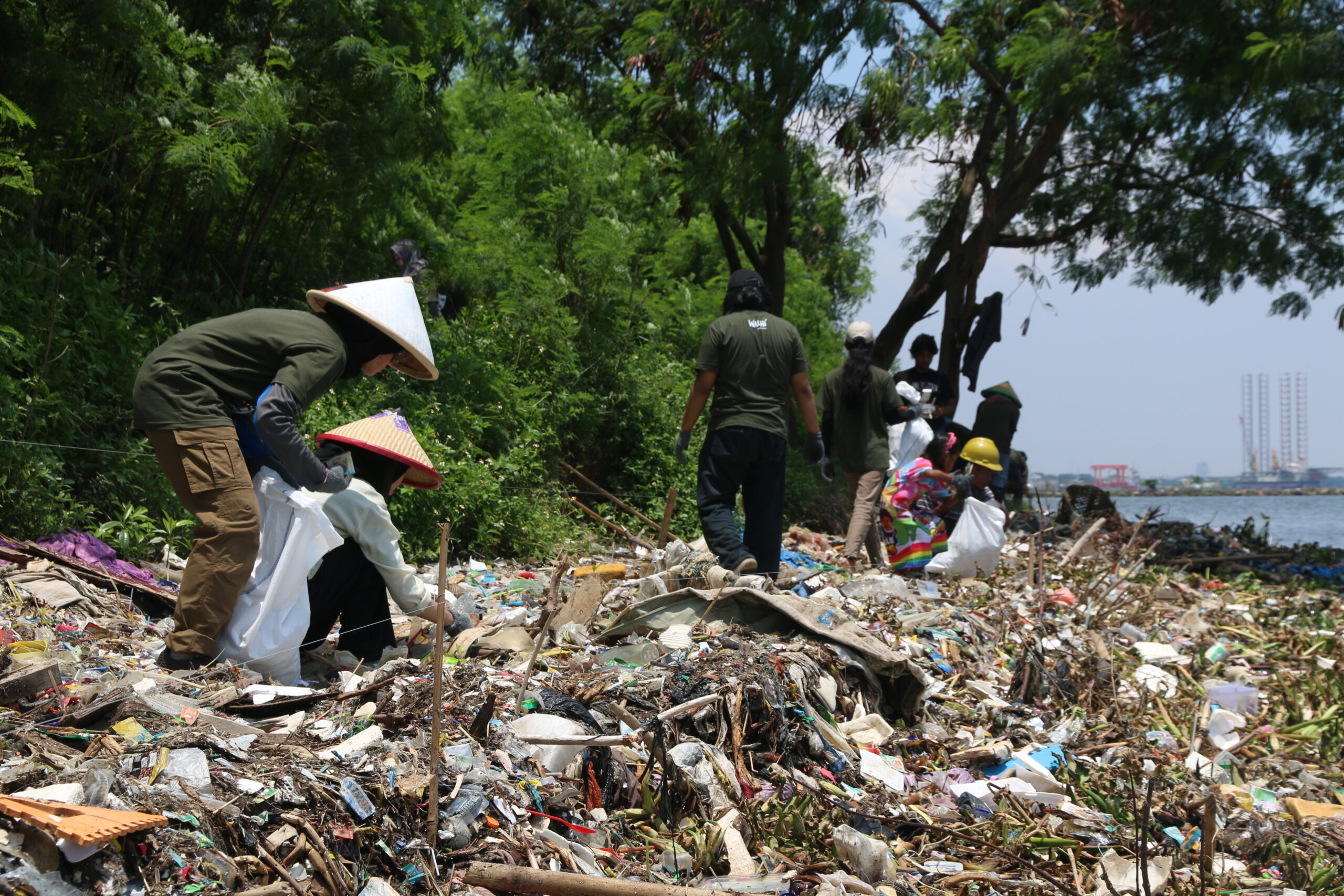 Walhi Jakarta Temukan Ribuan Sampah Plastik Cemari Pesisir Marunda Kepu