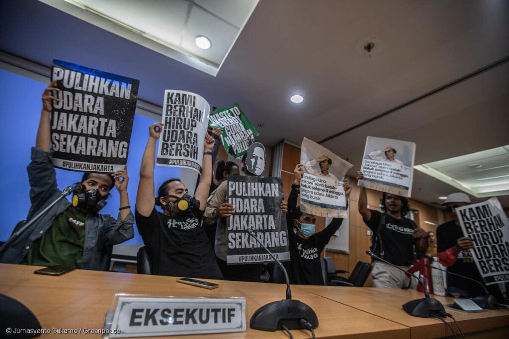 Masa Aksi membentangkan poster-poster tuntutan pemulihan udara di dalam ruang rapat DPRD DKI Jakarta - Foto: Greenpeace Indonesia