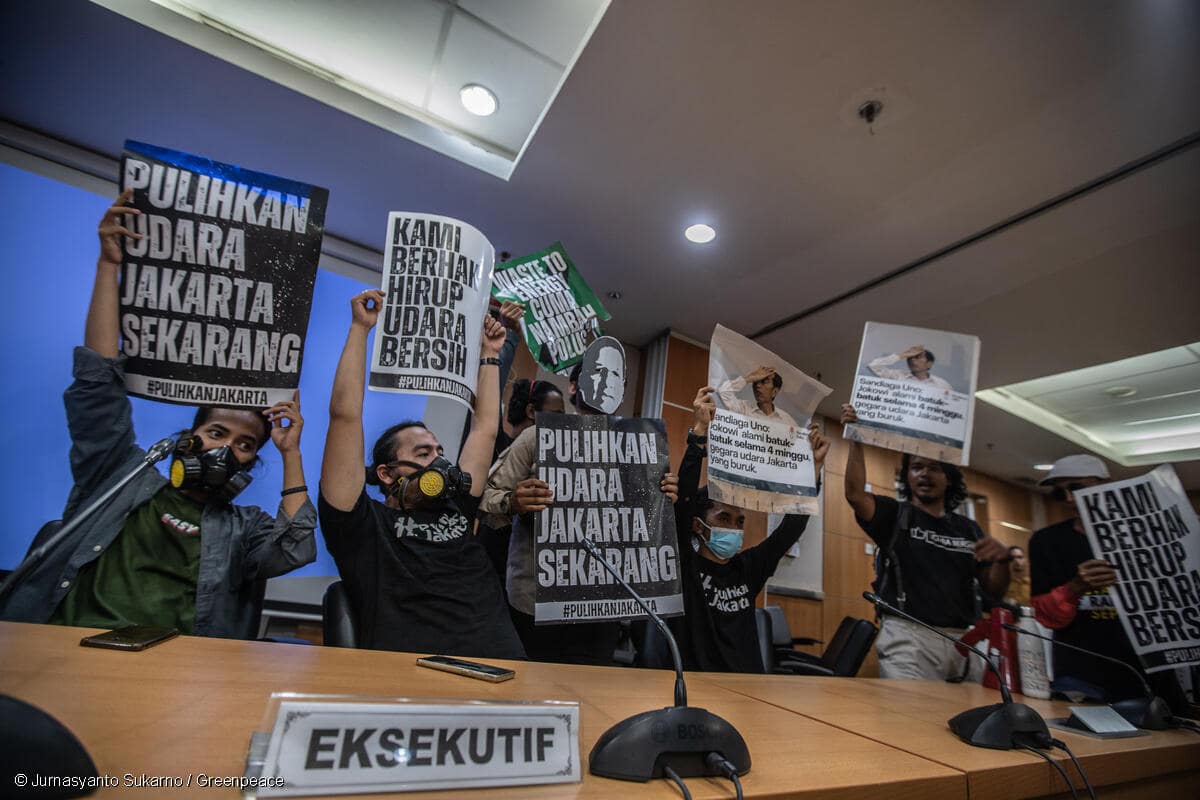 Masa Aksi membentangkan poster-poster tuntutan pemulihan udara di dalam ruang rapat DPRD DKI Jakarta