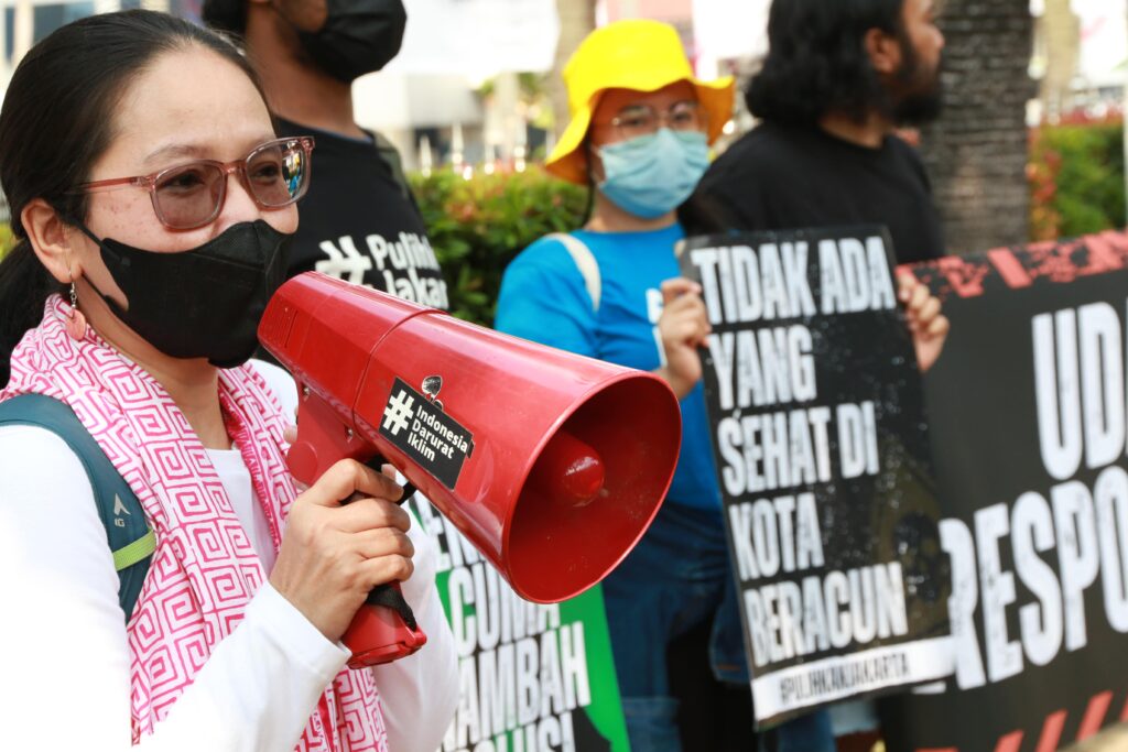 Aktivis Greenpeace memberikan orasi mengenai polusi udara Jakarta - foto: Greenpeace Indonesia