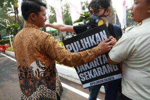Aktivis Walhi Jakarta dihalangi ketika hendak menemui PJ Gubernur DKI Jakarta - Foto: Muhammad/AMinullah Walhi Jakarta